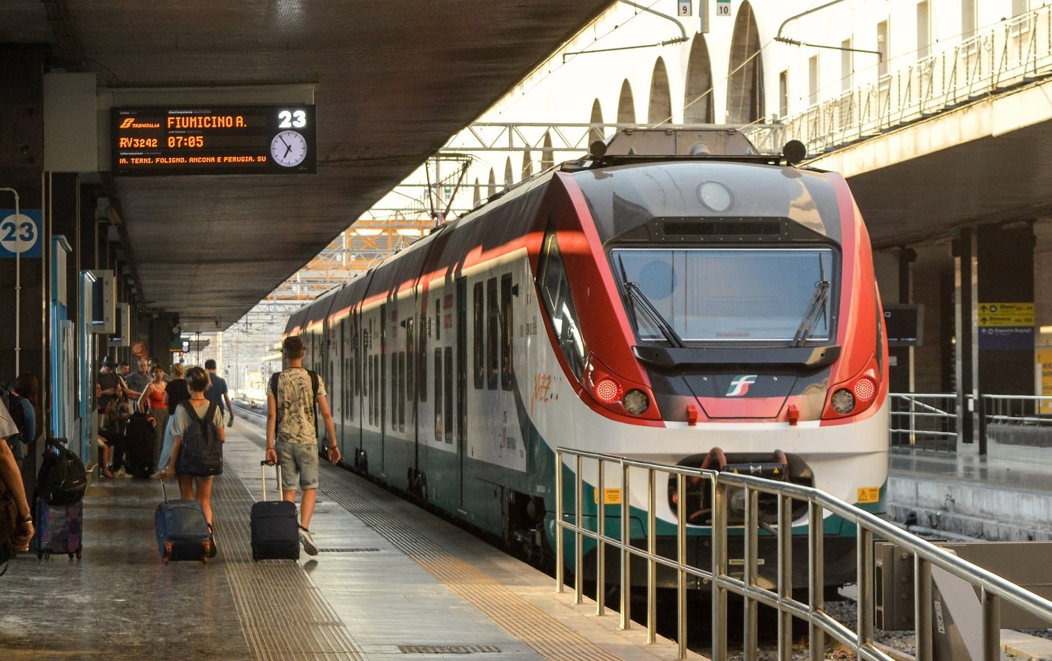 Как добраться из аэропорта в Рим: Поезд Леонардо Экспресс 
