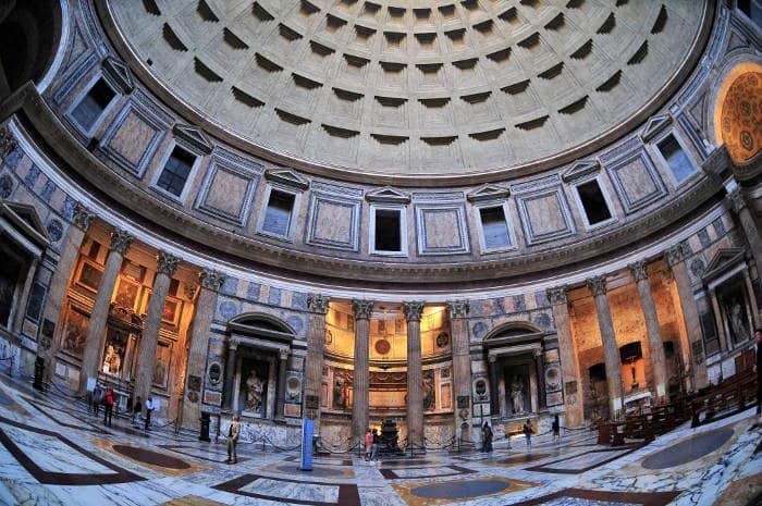 Стены внутреннего помещения Пантеона