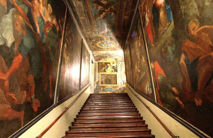 Святая лестница в Риме: достопримечательности возле неё