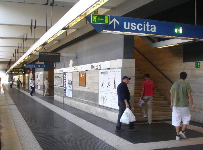 Выход из метро Рима