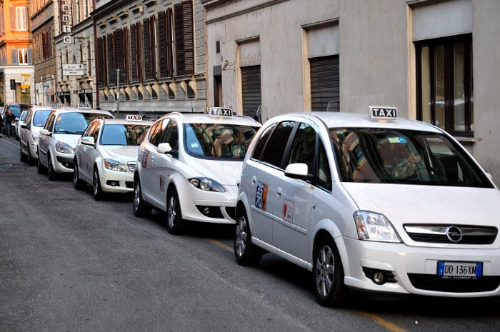 Как выглядит официальное такси в Риме и где оно находится
