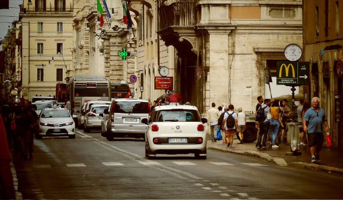 Такси на улицах Рима