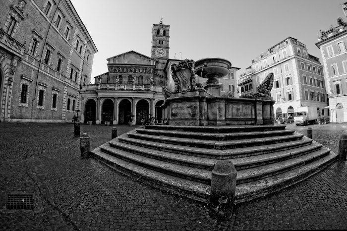 Piazza Santa Maria in Trastevere: площадь Рима с разными лицами