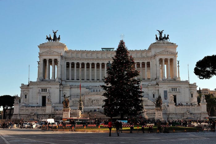 Главная рождественская елка Рима на пьяцца Венеция